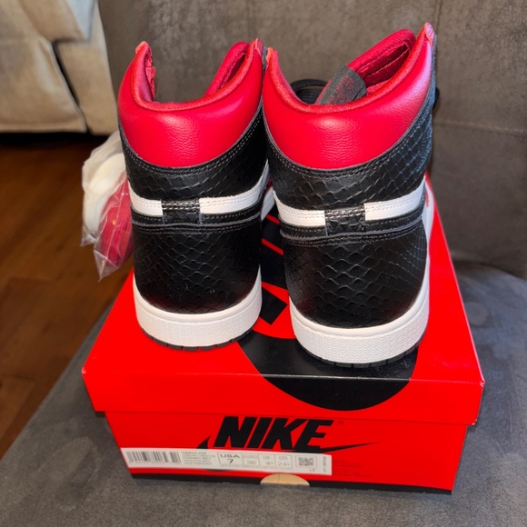 NIB NEW Women’s Air Jordan 1 Retro High OG Satin Sneakers Size 7 - Picture 3 of 6